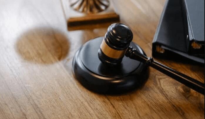 公司解散是按基本工资赔偿吗